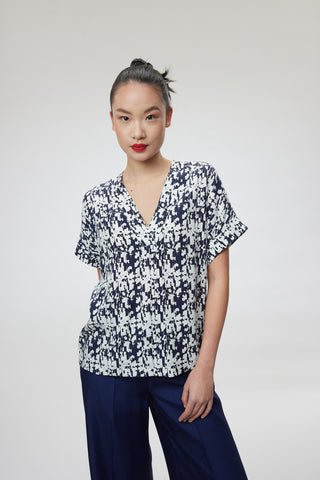 Lecce Blouse - V-neck blouse in  navy/white