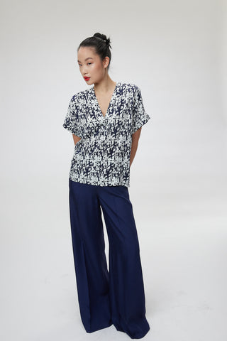 Lecce Blouse - V-neck blouse in  navy/white