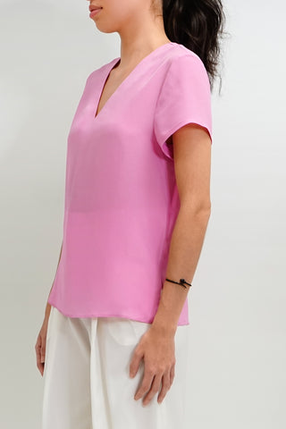 Ludvika T-shirt - V-neck silk T-shirt in pink