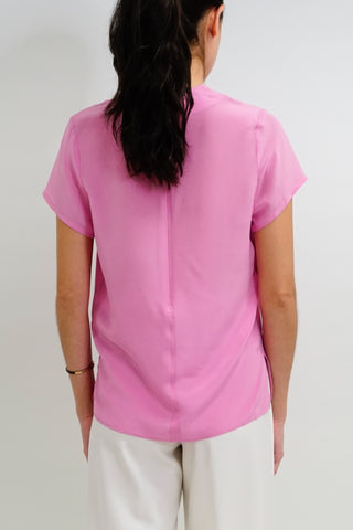 Ludvika T-shirt - V-neck silk T-shirt in pink