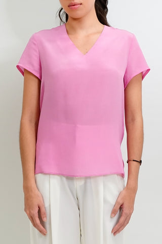 Ludvika T-shirt - V-neck silk T-shirt in pink