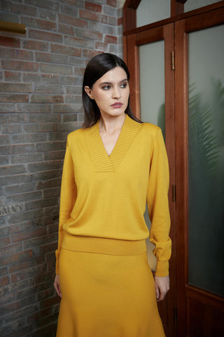 Marinha Grande Top - V-neck sweater in ochre yellow