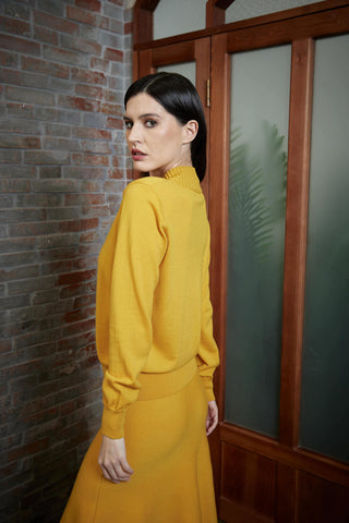 Marinha Grande Top - V-neck sweater in ochre yellow