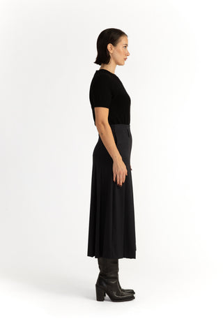 Hjo Skirt -  Pleated midi skirt in dark navy