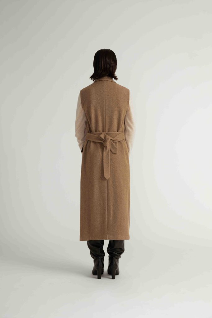 Flen Coat – Straight cut sleeveless coat in camel28365