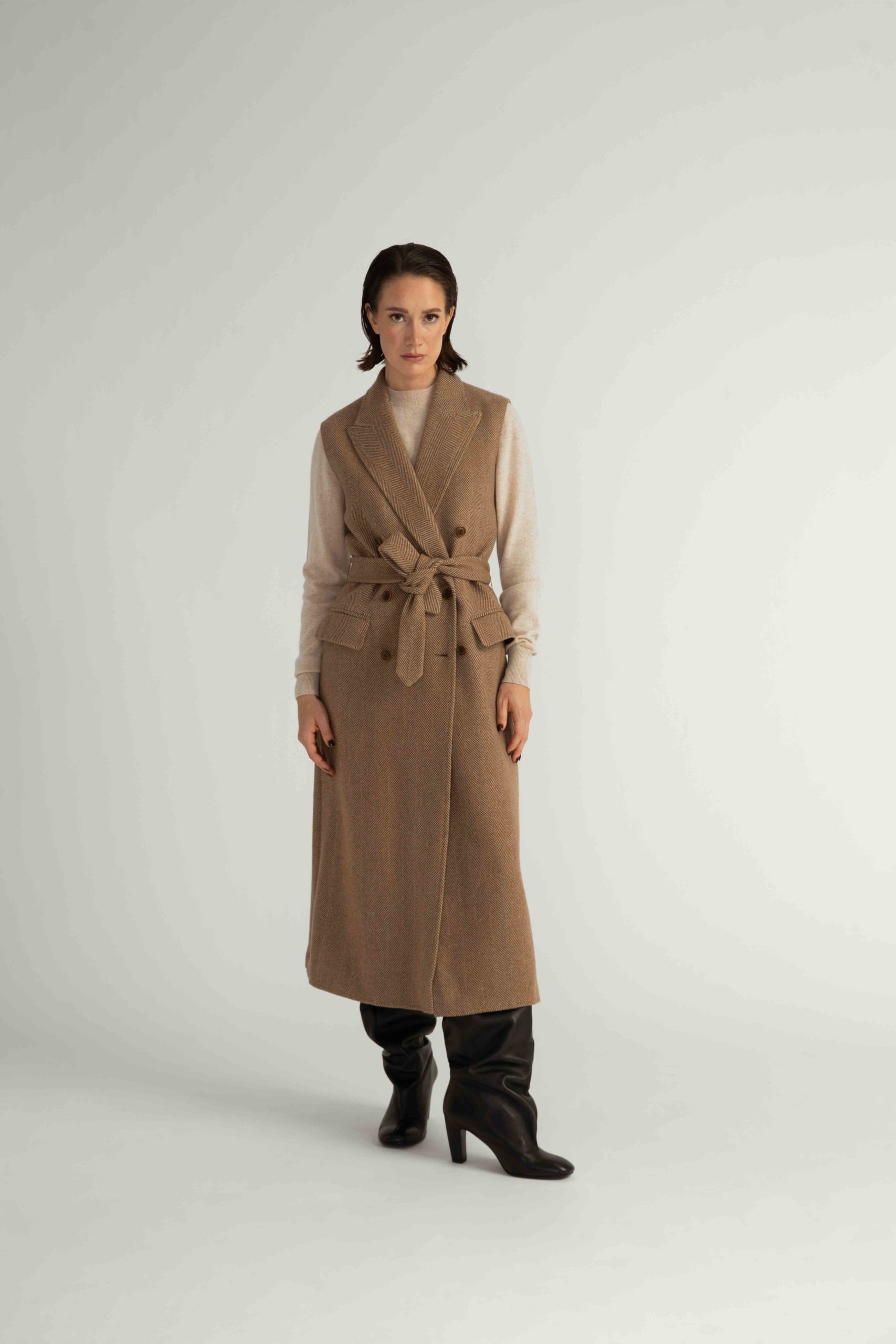 Flen Coat – Straight cut sleeveless coat in camel