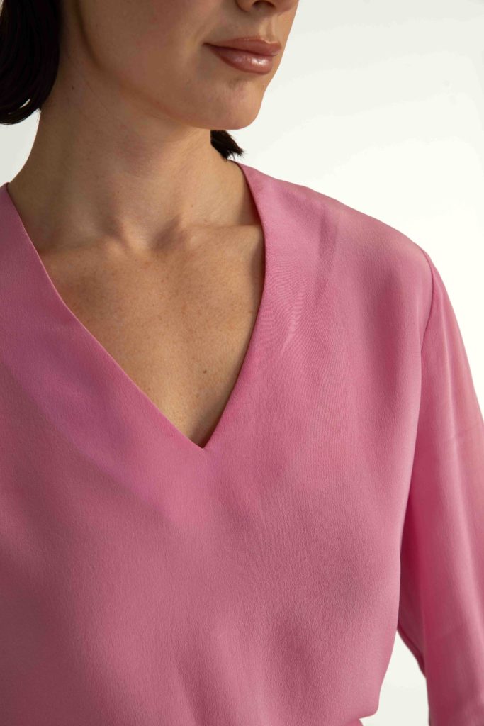 Ludvika Blouse – V-neck silk blouse in pink28224