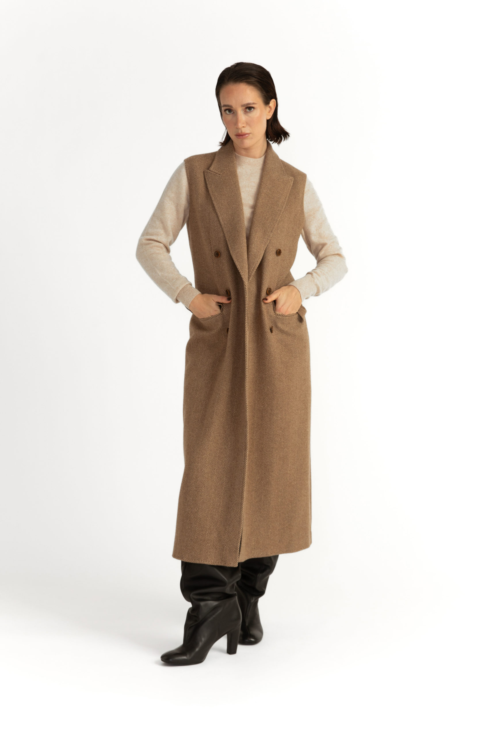 Flen Coat – Straight cut sleeveless coat in camel