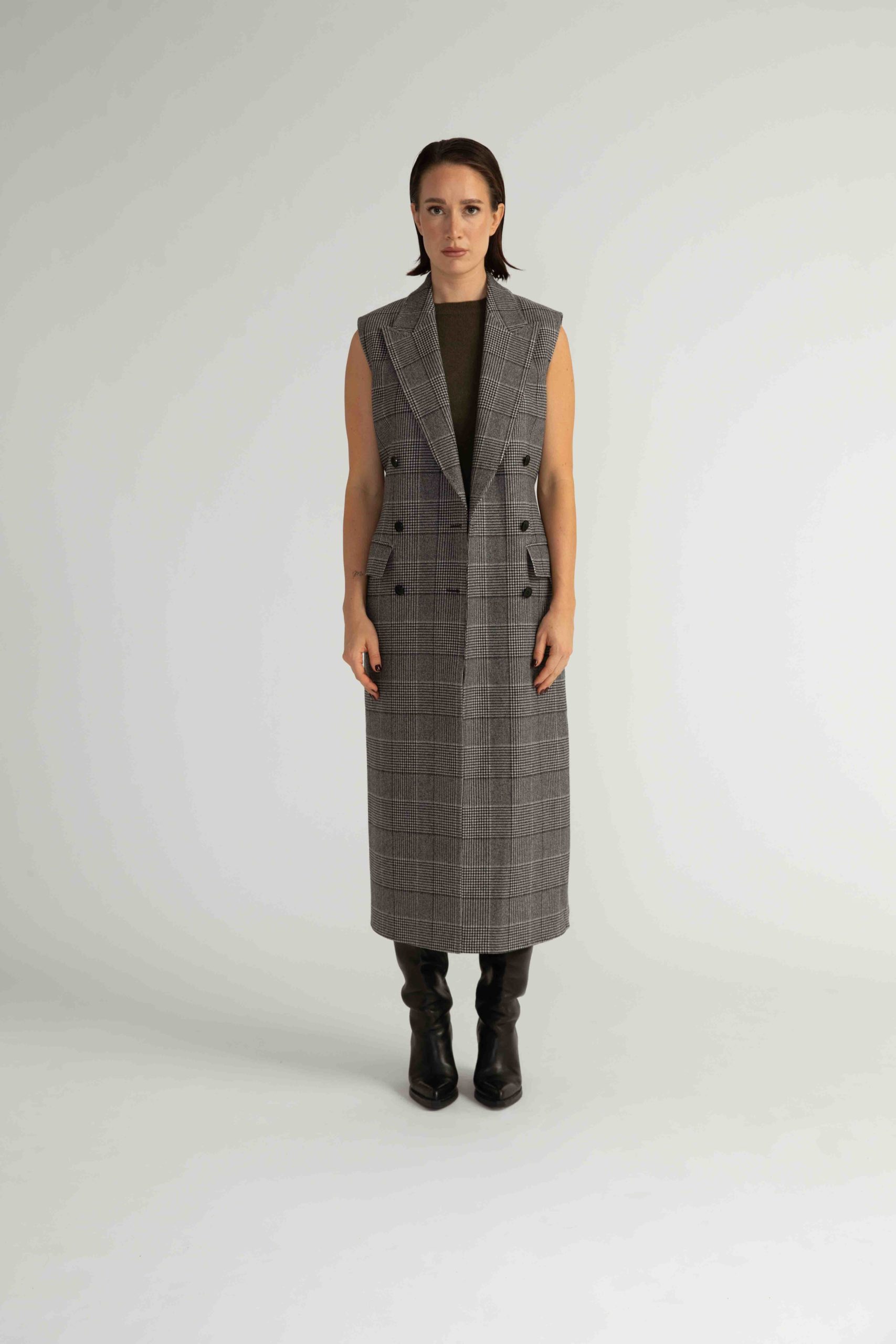 Flen Coat – Straight cut sleeveless coat in black/white